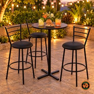 Três banquetas bistrô altas pretas em volta da mesa bistrô alta preta num terraço ao entardecer, com drinks e petiscos