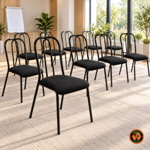Cadeiras tubulares pretas em fileiras numa sala de treinamento clara, com flip chart