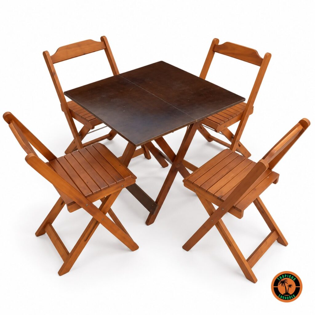 Conjunto com mesa de madeira dobrável de tampo escuro e quatro cadeiras de madeira dobráveis