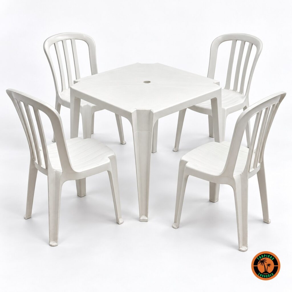 Conjunto com mesa quadrada de plástico branco e quatro cadeiras plásticas brancas de encosto alto