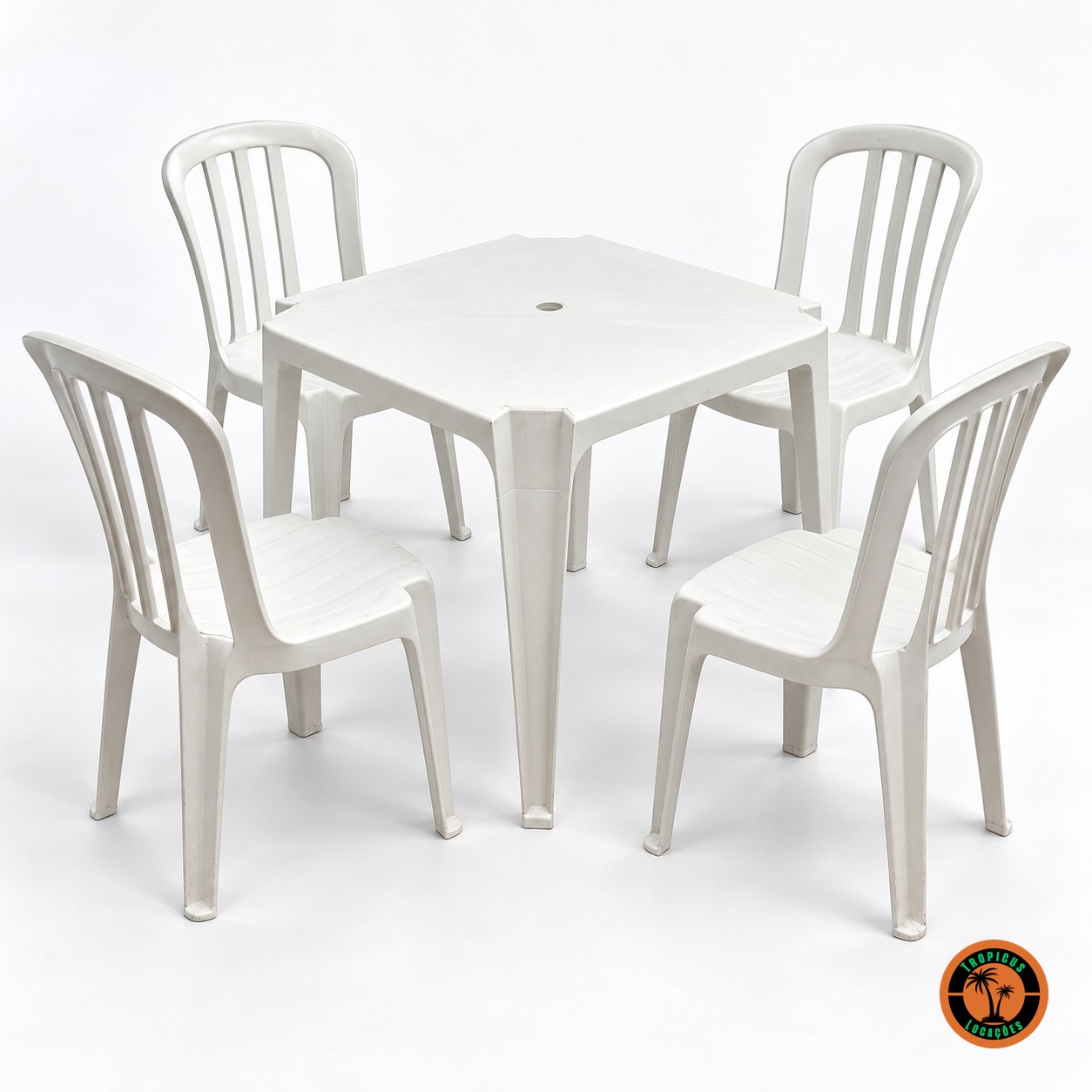 Conjunto Mesa e Cadeiras Plásticas Brancas (PVC)