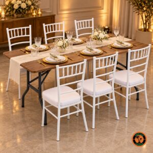 Cadeiras Tiffany brancas em volta da mesa retangular de tampo amadeirado, com trilho creme e flores brancas