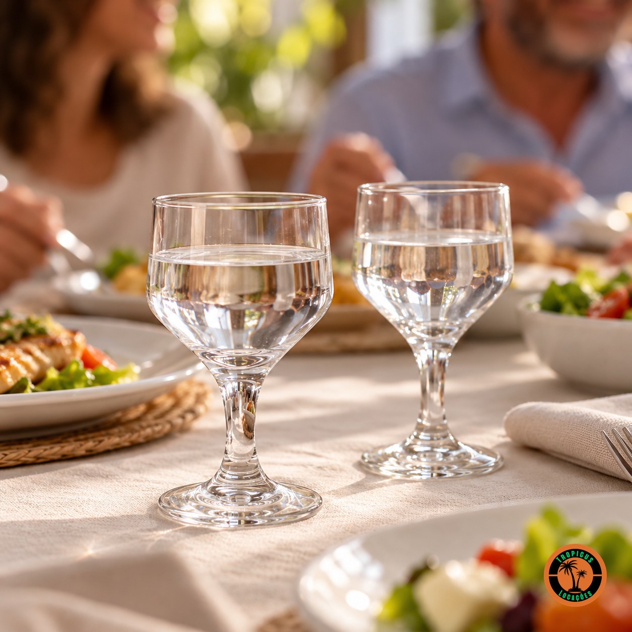 Almoço em família com taças Vinho Branco Bistrô servidas com água