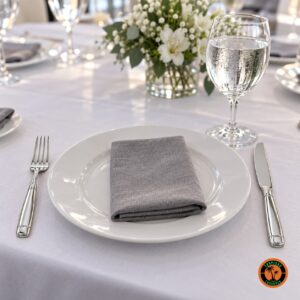 Mesa posta de almoço corporativo com garfo e faca de inox modelo Italiano e toalha branca