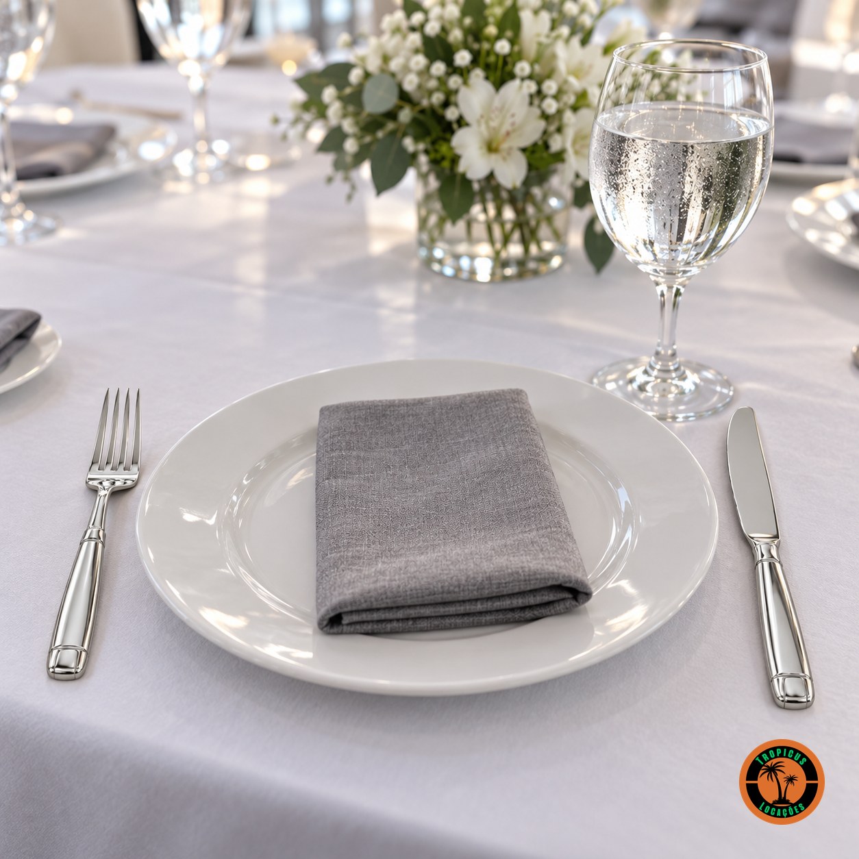 Mesa posta de almoço corporativo com garfo e faca de inox modelo Italiano e toalha branca