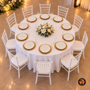 Mesa redonda de casamento para 10 lugares com o tampão de 1,60 m, toalha branca, sousplats dourados e cadeiras Tiffany brancas