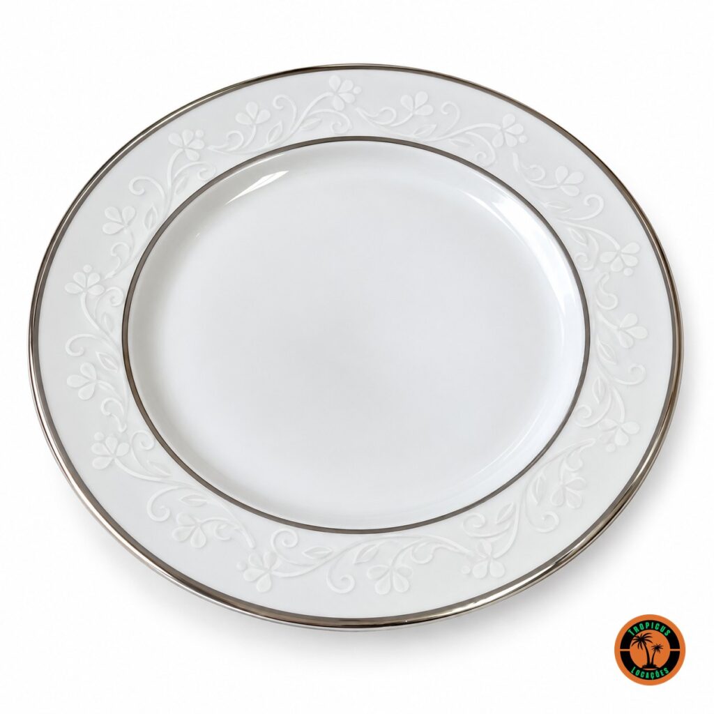 Prato raso de porcelana branca, modelo Filete Prata