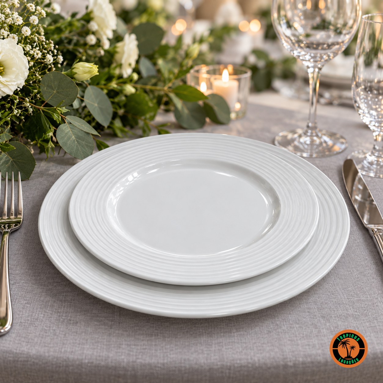 Mesa de casamento moderno com o Prato de Sobremesa Espiral sobre o Prato Raso Espiral e toalha cinza-claro