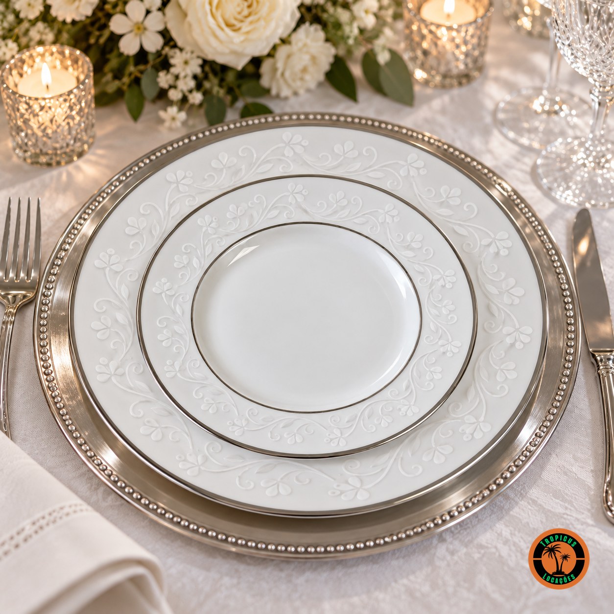 Mesa de bodas de prata com o Prato de Sobremesa Filete Prata sobre o Prato Raso Filete Prata e sousplat prateado