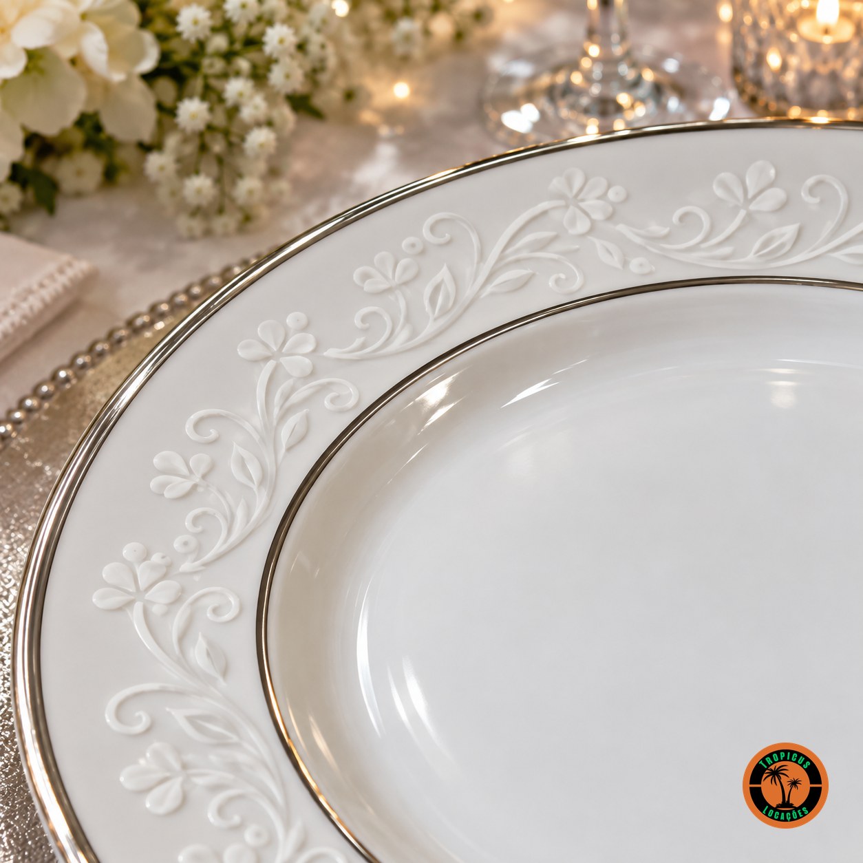 Detalhe da aba do Prato Raso Filete Prata, com o filete prateado e os ramos brancos em relevo
