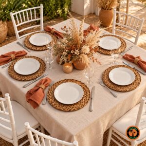 Mesa boho com sousplats de rattan antigo, guardanapos terracota e pampas