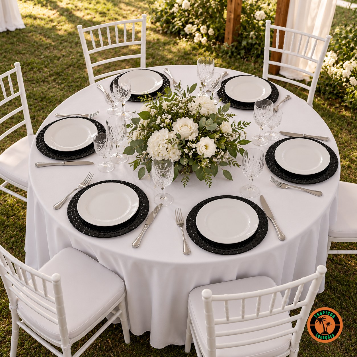 Mesa redonda de casamento com sousplats escamados preto e cadeiras Tiffany brancas