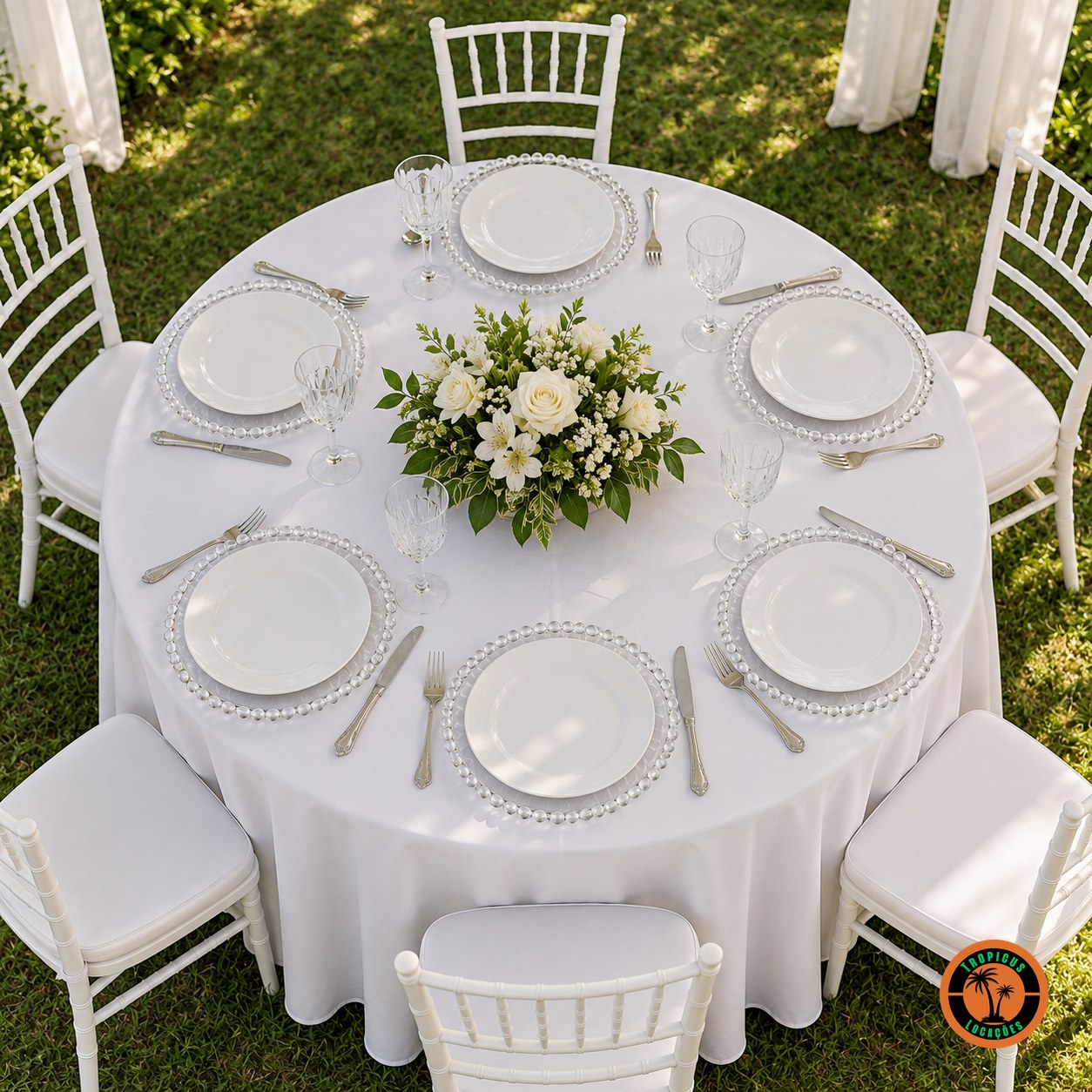 Mesa redonda de casamento com sousplats de cristal e cadeiras Tiffany brancas