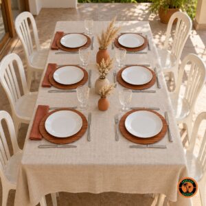Mesa com sousplats laminados amadeirados, guardanapos terracota e cadeiras plásticas brancas