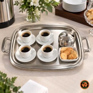 Bandeja retangular de inox com xícaras de café e biscoitos