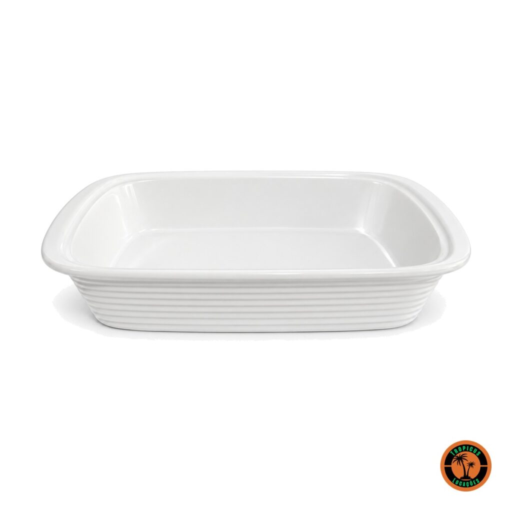 Refratário retangular de louça branca de 40 x 25,5 cm com frisos laterais, fundo branco