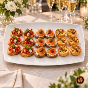 Canapés variados na travessa retangular rasa de louça branca