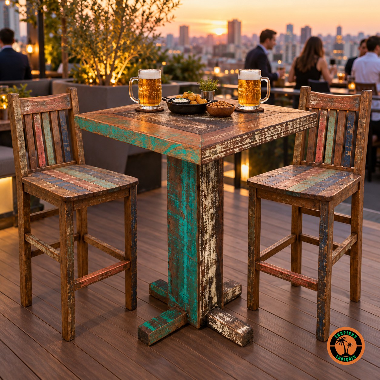 Mesa Alta Quadrada de Demolição com duas banquetas de demolição, chopp e petiscos num terraço ao entardecer