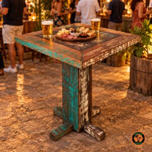 Mesa Alta Quadrada de Demolição numa festa de boteco, com tábua de frios e copos de cerveja