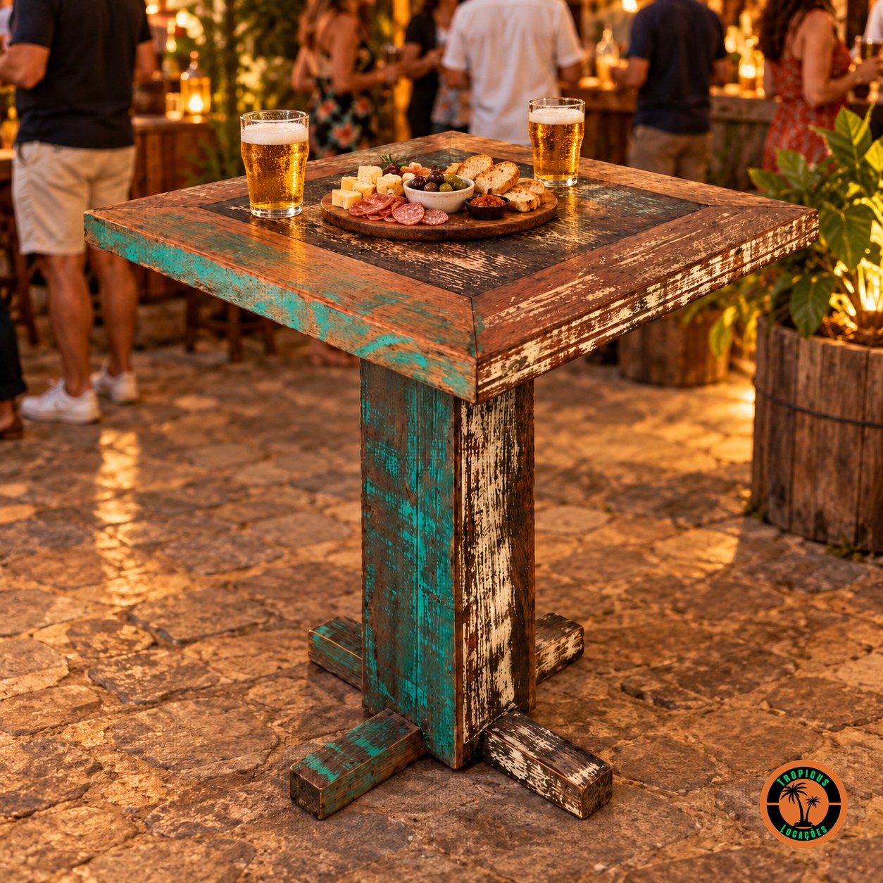 Mesa Alta Quadrada de Demolição numa festa de boteco, com tábua de frios e copos de cerveja