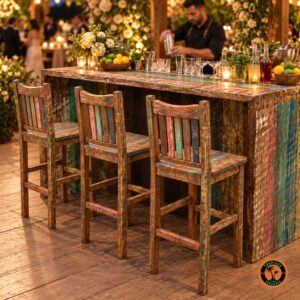Três Banquetas Altas de Demolição alinhadas na frente do Balcão de Demolição num bar de casamento