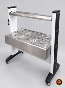 Buffet elétrico 220V com 6 cubas de inox, visto de lado, com rodízios e barra superior