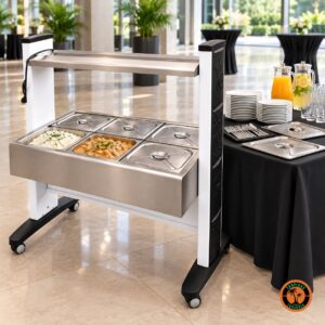 Buffet elétrico 220V servindo arroz e estrogonofe em evento corporativo, com mesa de toalha preta, pratos e jarras de suco