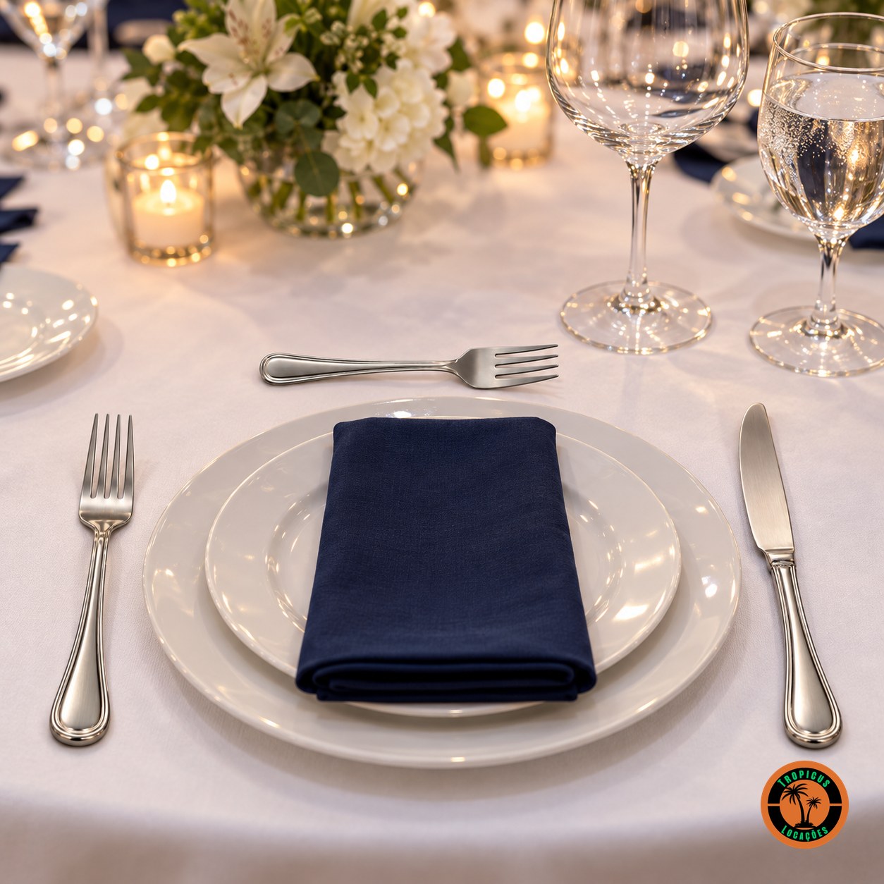 Jantar corporativo com talheres de inox modelo Clássico e guardanapo azul-marinho