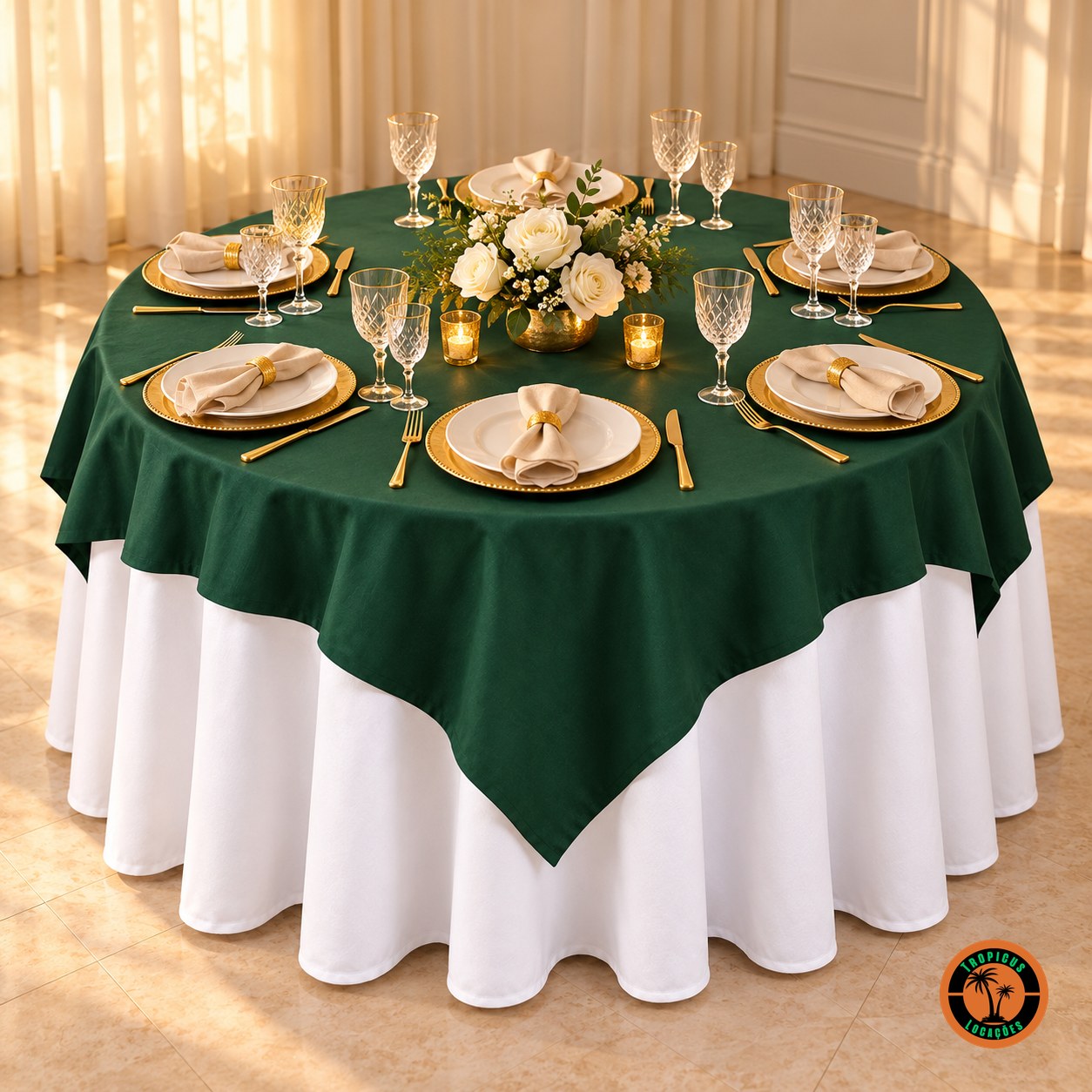 Mesa redonda com cobre-mancha verde-escuro sobre toalha branca, sousplats dourados e rosas brancas
