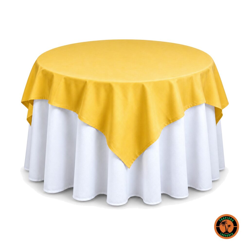 Cobre-mancha Amarelo-ouro de 1,50 x 1,50 m sobre toalha redonda branca, fundo branco