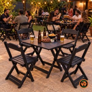 Amigos brindando em conjuntos de mesa e cadeiras de madeira pretas numa festa de boteco no quintal