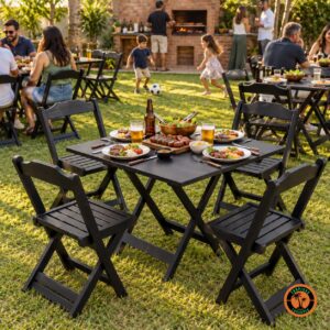 Conjuntos de mesa e cadeiras de madeira pretas num churrasco no gramado, com crianças brincando ao fundo