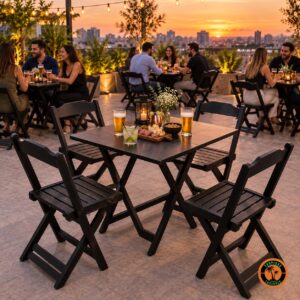 Conjuntos de mesa e cadeiras de madeira pretas num happy hour no terraço ao entardecer