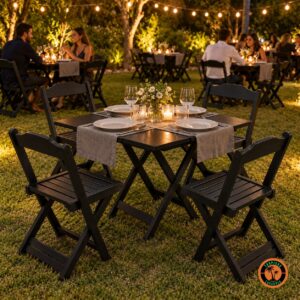 Conjuntos de mesa e cadeiras de madeira pretas postos para jantar num jardim à noite