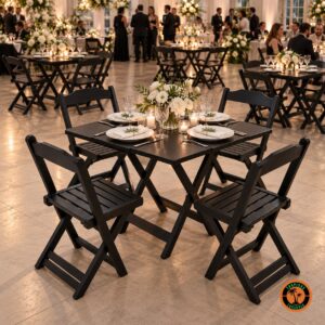 Conjuntos de mesa e cadeiras de madeira pretas numa recepção de casamento elegante com flores brancas