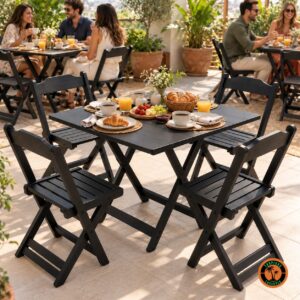Amigos num brunch em conjuntos de mesa e cadeiras de madeira pretas numa varanda clara