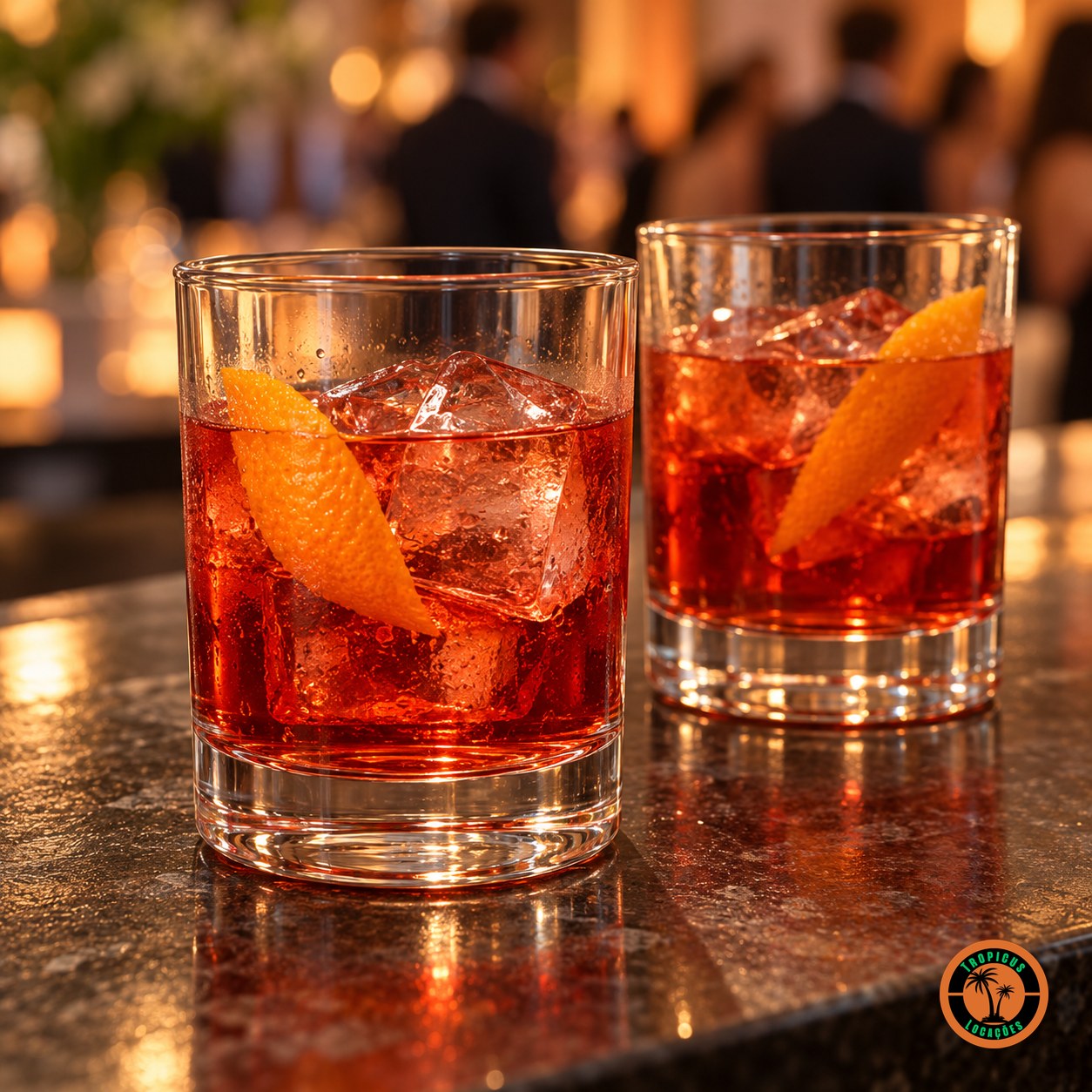 Dois Copos Drink com negroni, gelo e casca de laranja no balcão do evento