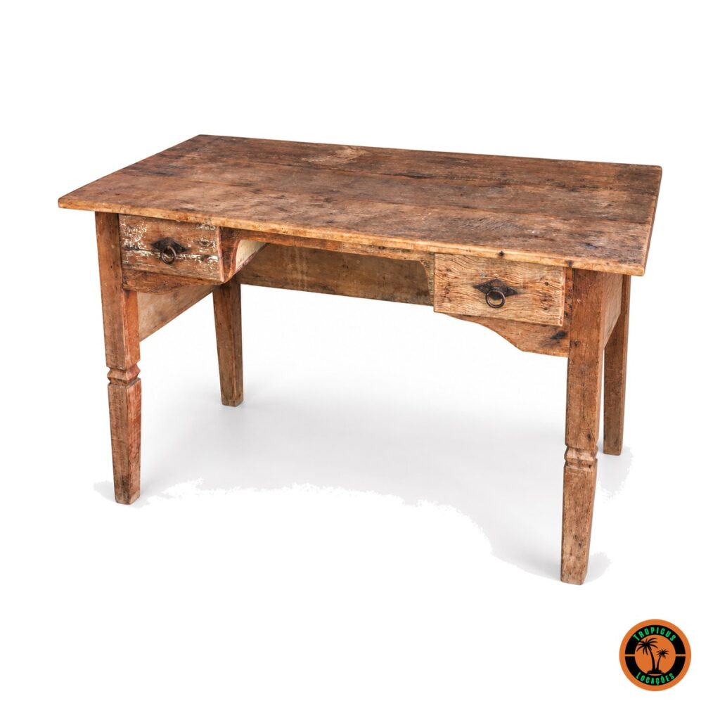 Mesa de madeira de demolição com duas gavetas, puxadores de argola e pés torneados