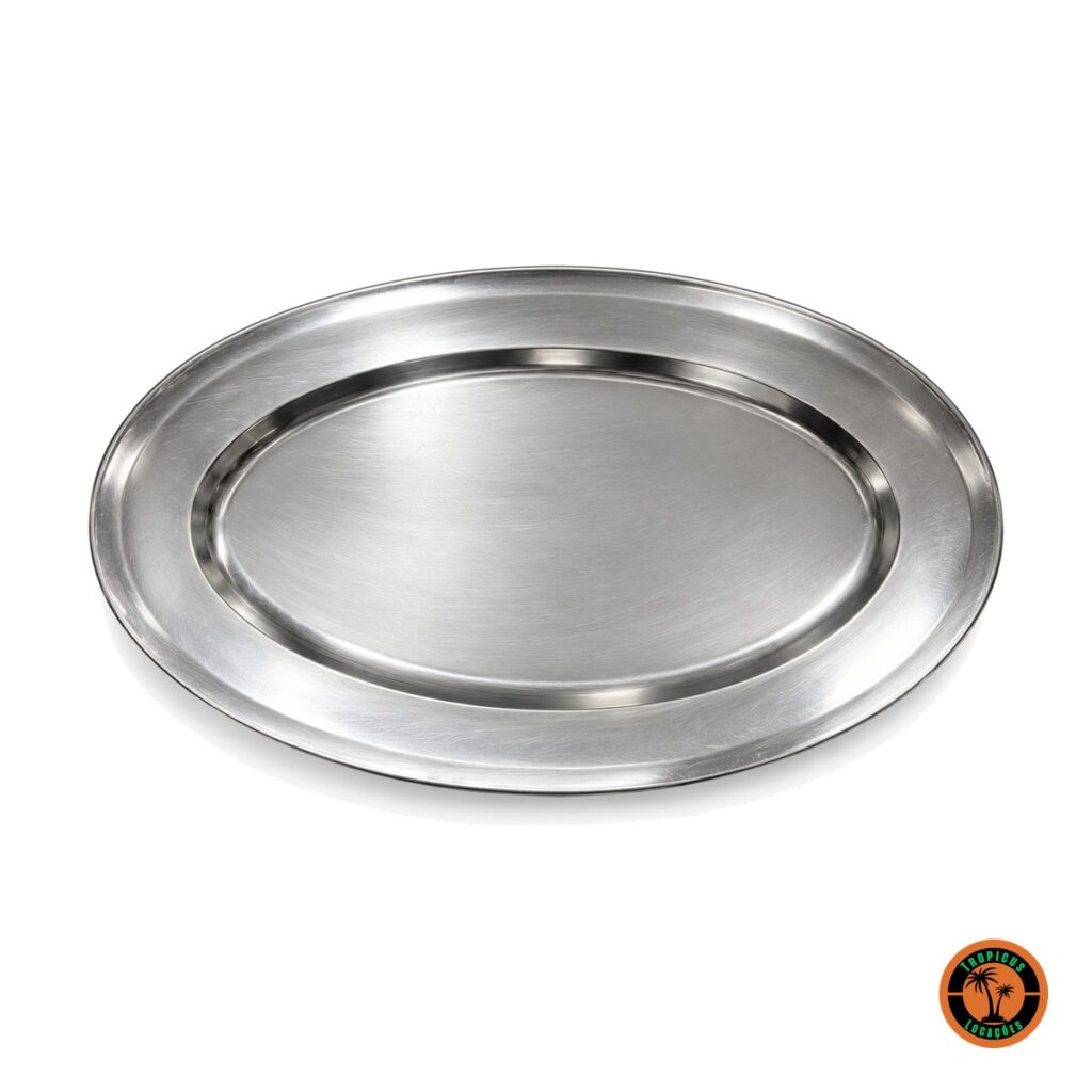 Travessa oval de aço inox de 51 x 36,5 cm, fundo branco