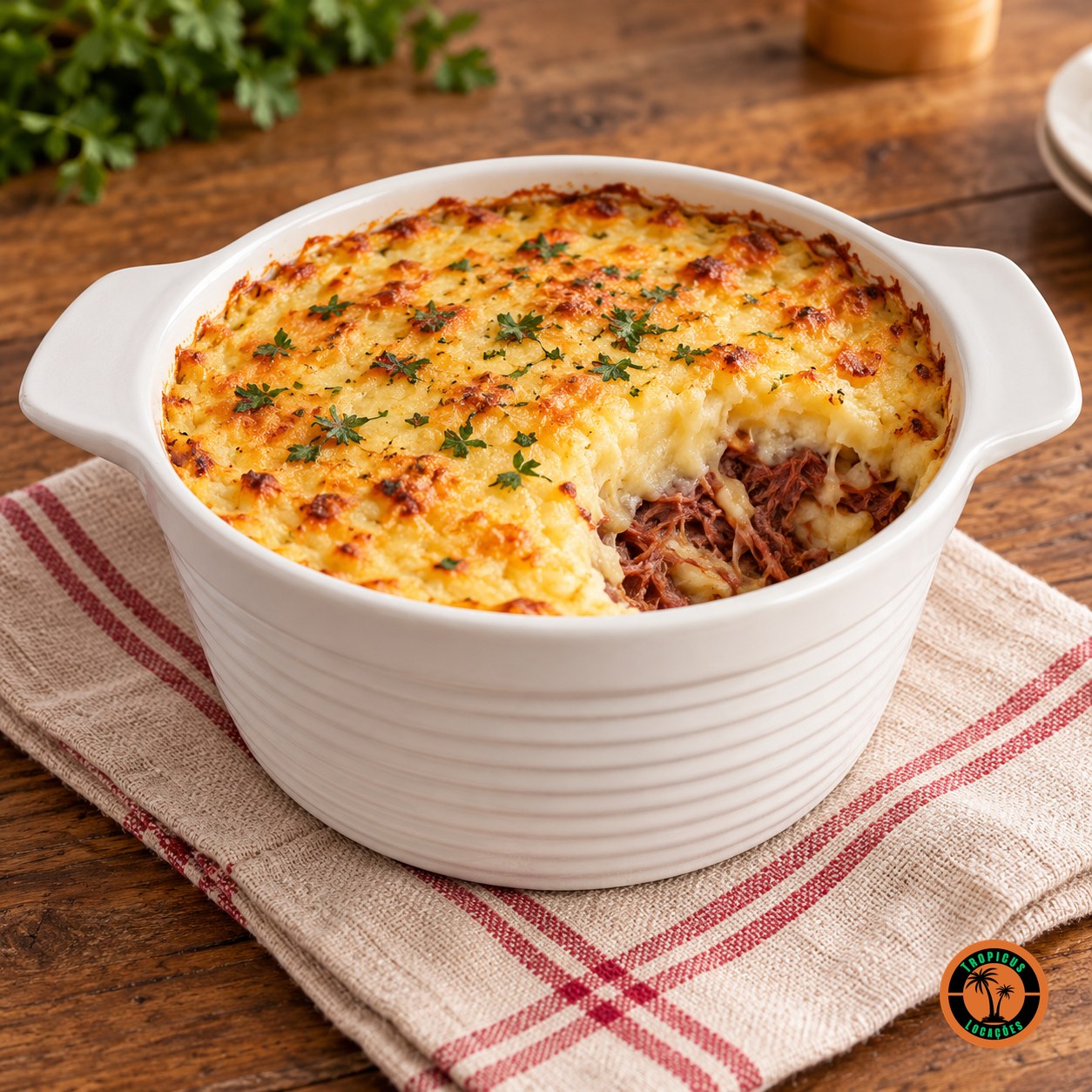 Escondidinho gratinado no refratário redondo de louça branca com alças
