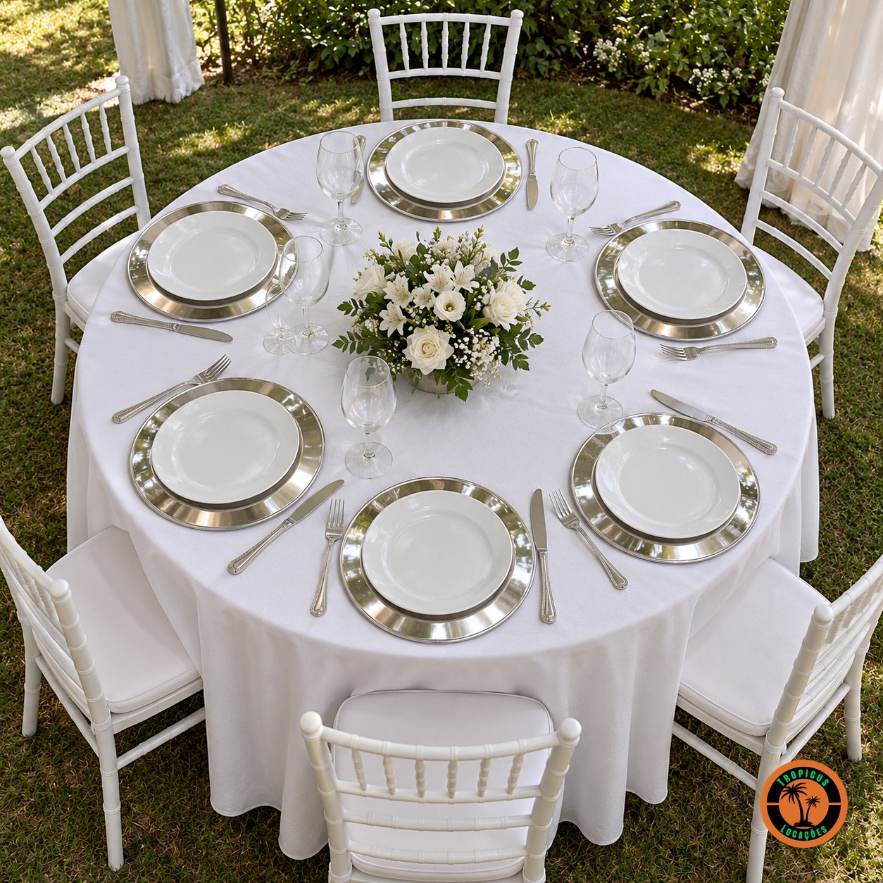 Mesa redonda de casamento com sousplats de alumínio e cadeiras Tiffany brancas