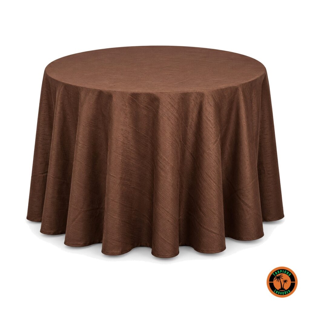 Toalha de mesa redonda lisa marrom chocolate de 2,80 m sobre mesa redonda, fundo branco